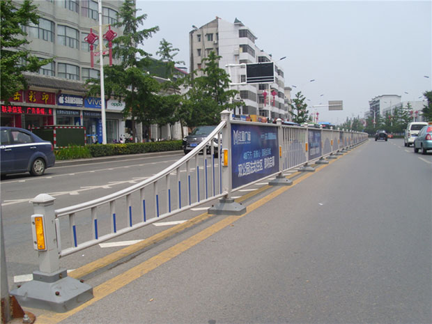 設(shè)置道路護(hù)欄的目的是為了什么?